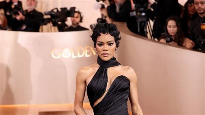 	Kristen Stewart truly turned up at the Oscars with greasy hair & booty shorts	