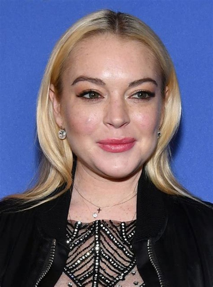 Lindsay Lohan’s boobs got mysteriously large in rehab & jail