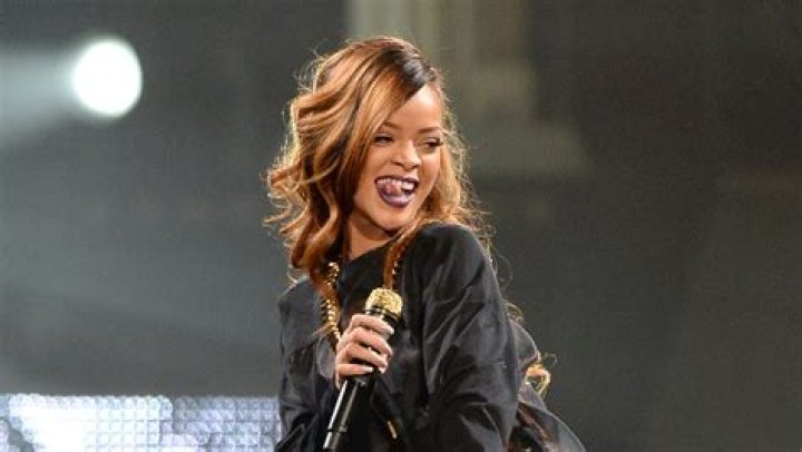 Rihanna lets shocked fans inside her car to take selfies - 'most humble celebrity'