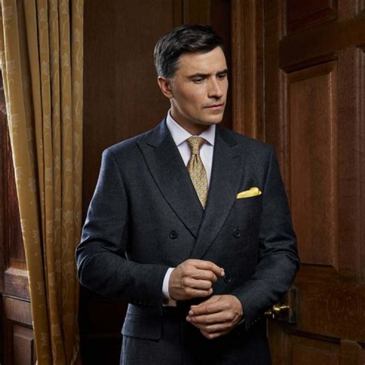 Tom Hiddleston got pap’d in a suit in London: gorgeous or poorly-tailored?