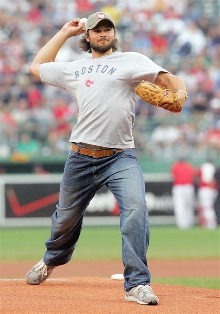 Tom Welling Net Worth - Wiki, Age, Weight and Height, Relationships, Family, and More